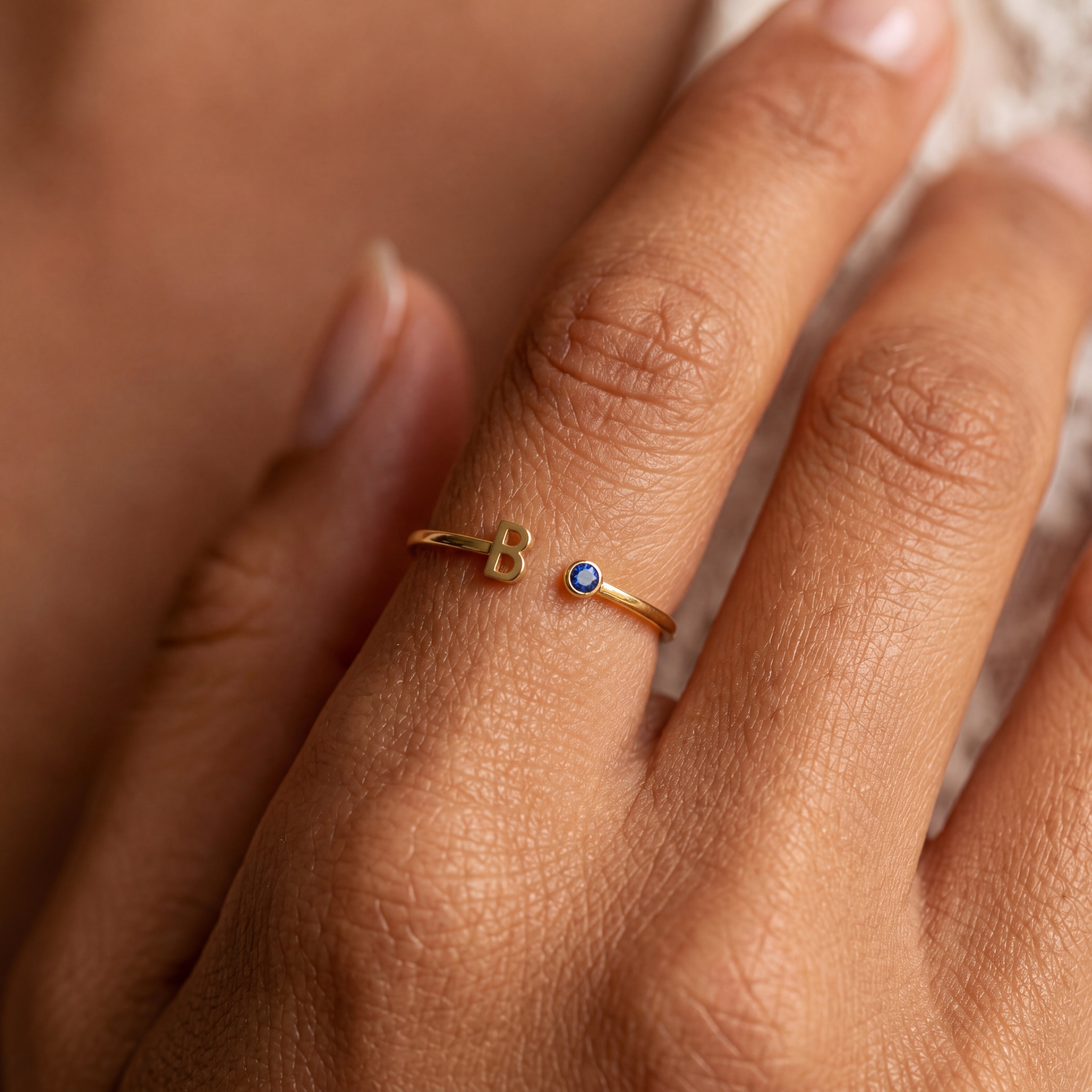 Verstellbarer Geburtsstein-Ring mit Initiale "Tove"