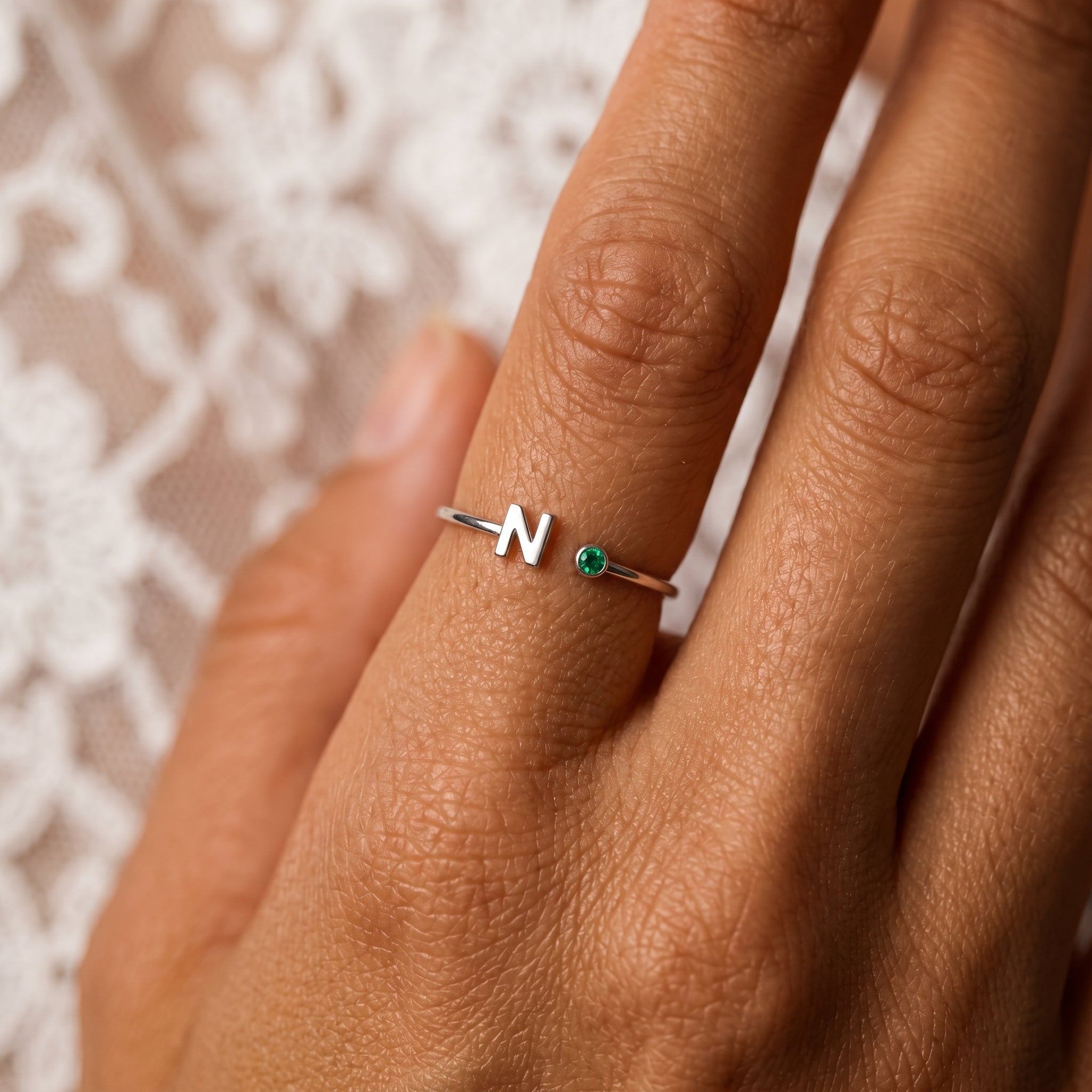 Verstellbarer Geburtsstein-Ring mit Initiale "Tove"